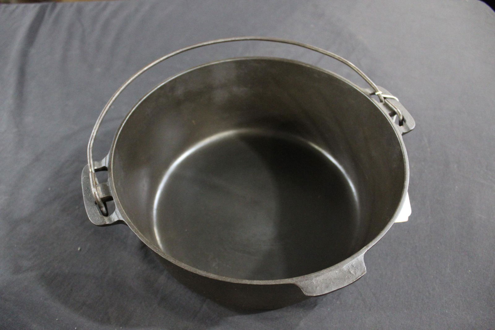 Griswold #9 Dutch Oven w/ lid (1 of 5)