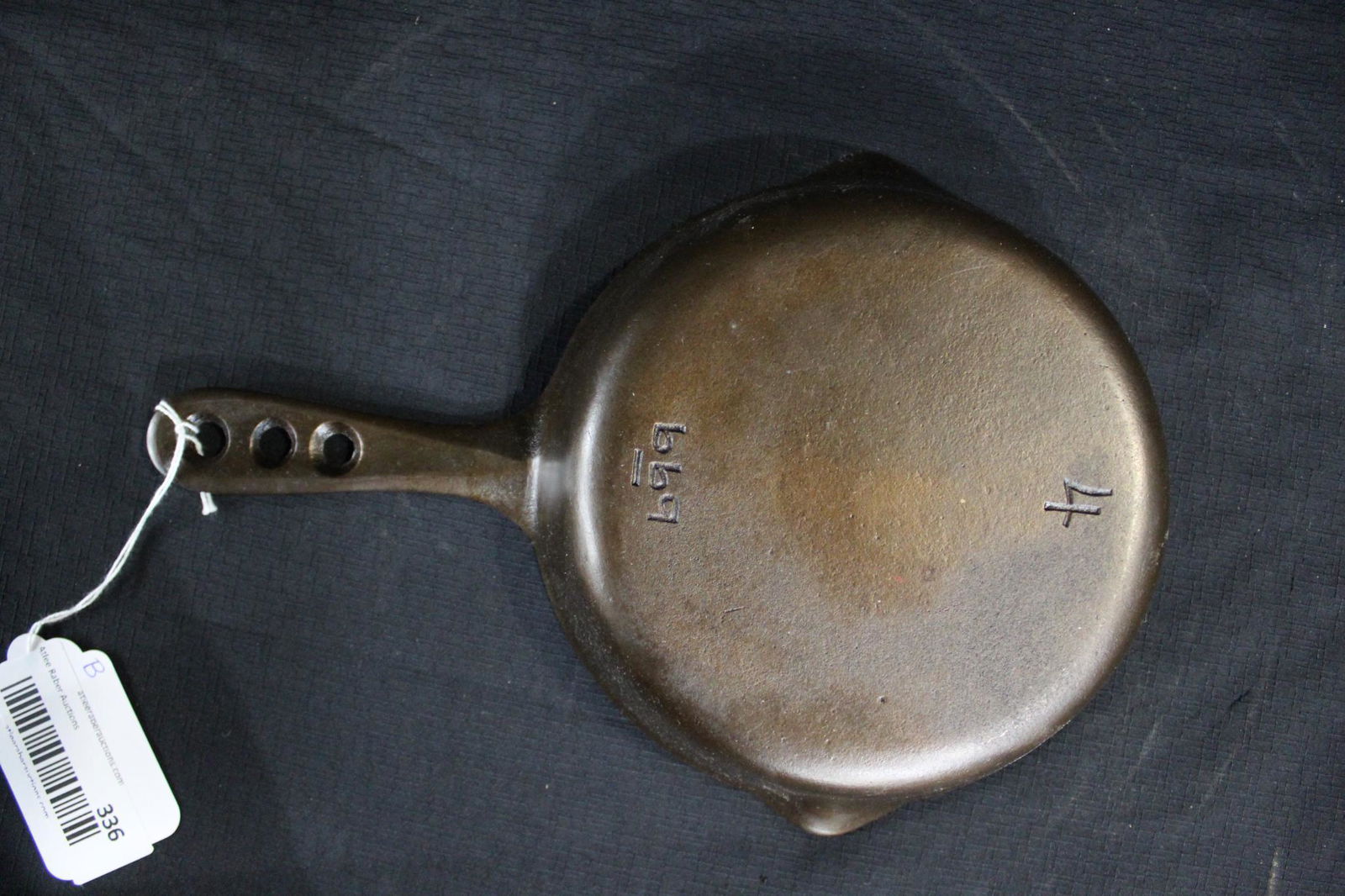 Griswold 669 BBQ skillet (Rare holes in handle) (1 of 5)