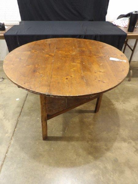 Great early peggged table with shelf (1 of 8)