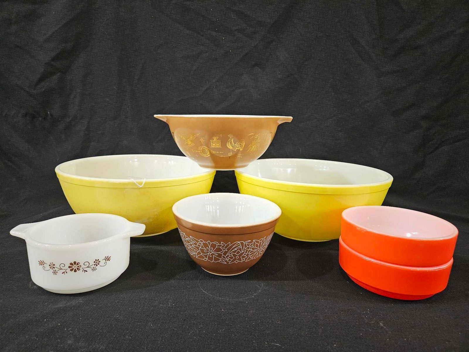 Lot of 7 Various Vintage Pyrex Bowls and Dishes: Various sizes.