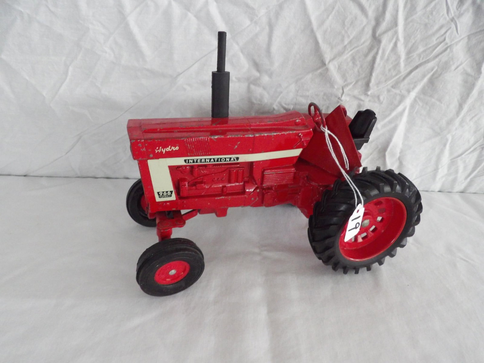 IH 966 W DIE CAST FENDERS: ONE FENDER IS BROKEN