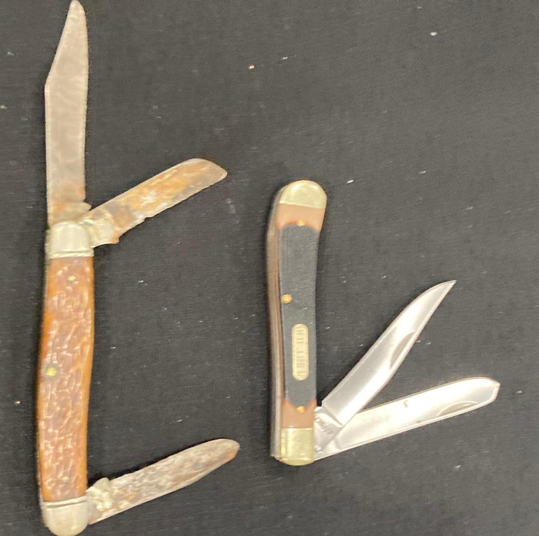 Schrade Old Timer & 3 Blade Knife: Schrade 2 blade knife 94OT Excellent condition. 3 blade knife has rusty blades and is hard to open, brand unknown.