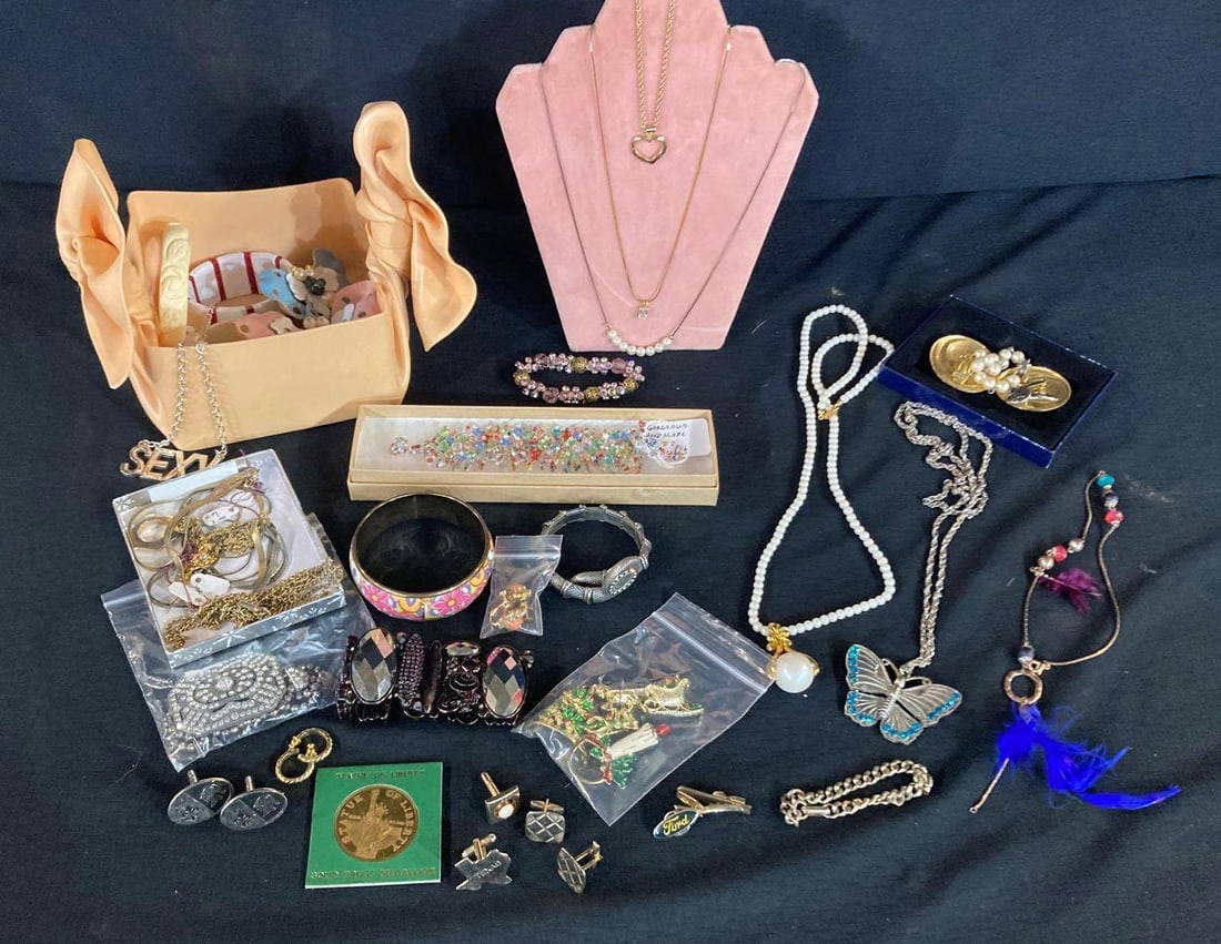 Large Lot Of Vintage Jewelry Auction