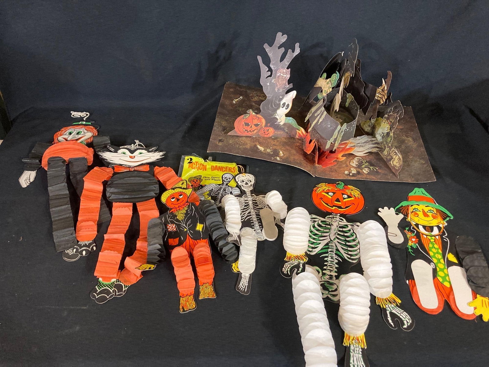 HALLOWEEN ACTION DANCERS & POP UP WITCH (1 of 8)