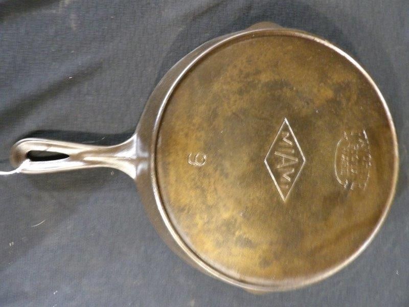 Favorite Piqua Ware #9 Skillet (1 of 4)
