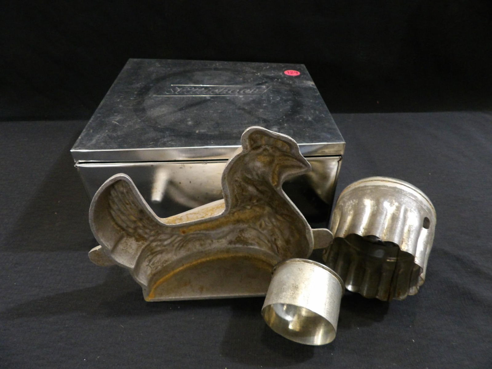 TIN BOX WITH CHICKEN MOLD AND CUTTERS (1 of 5)