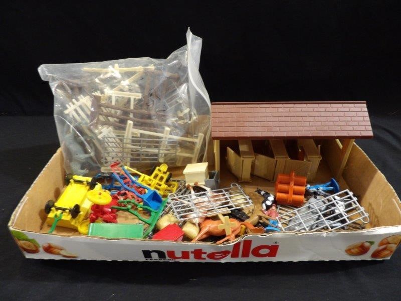VINTAGE FARM TOYS: INCLUDES A PLASTIC BARN, FENCING, ANIMALS, AND FARM EQUIPMENT. THIS SET IS MISS MATCHED AND CONTAINS DIFFERENT BRANDS.