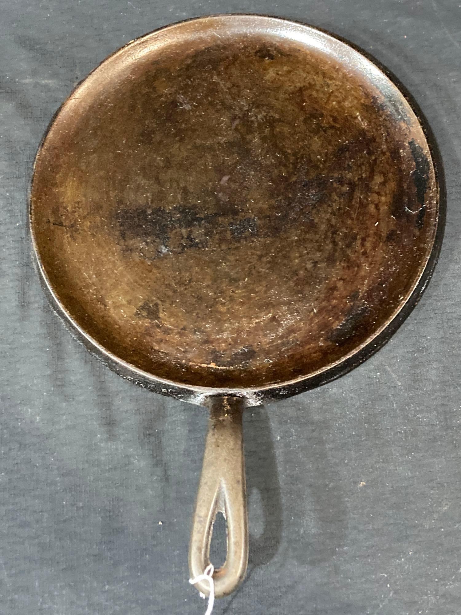 WAGNER WARE FLAT GRIDDLE (1 of 2)
