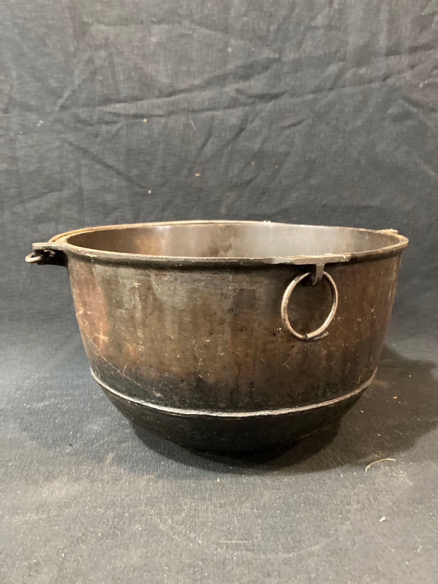 CAST IRON COOKING POT (1 of 4)
