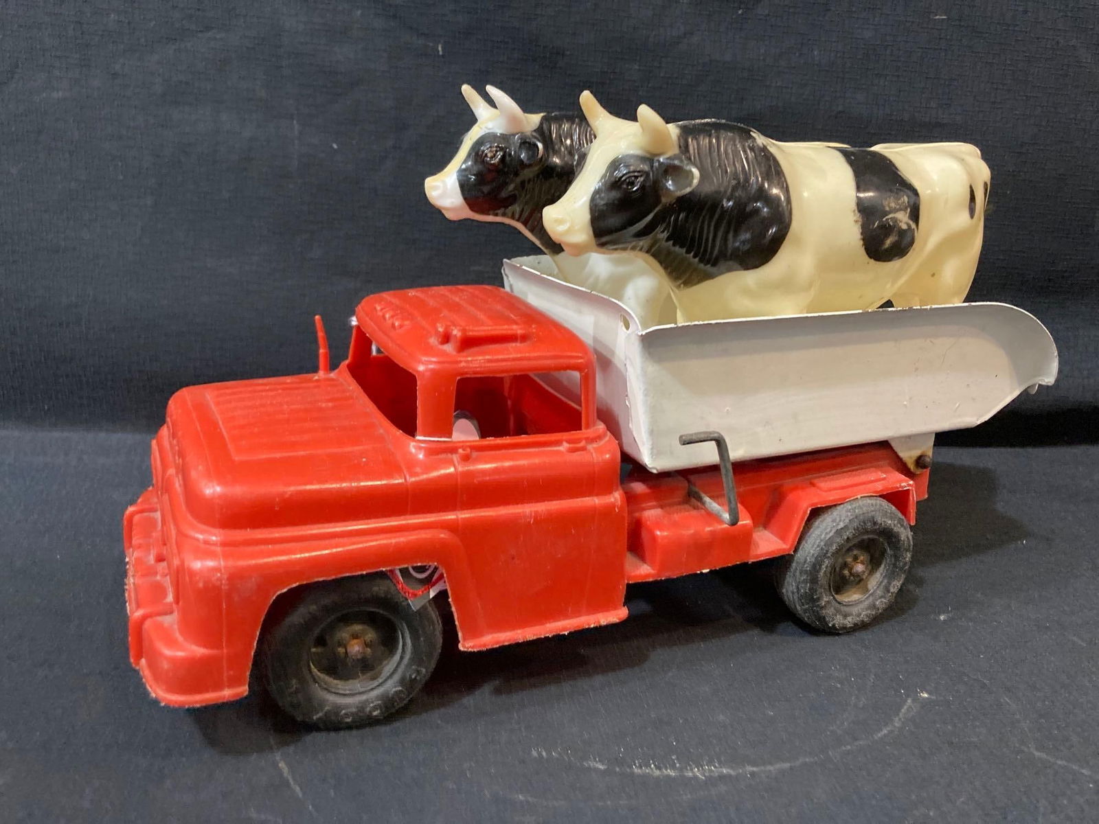 BUDDY L PLASTIC DUMP TRUCK W COWS (1 of 7)