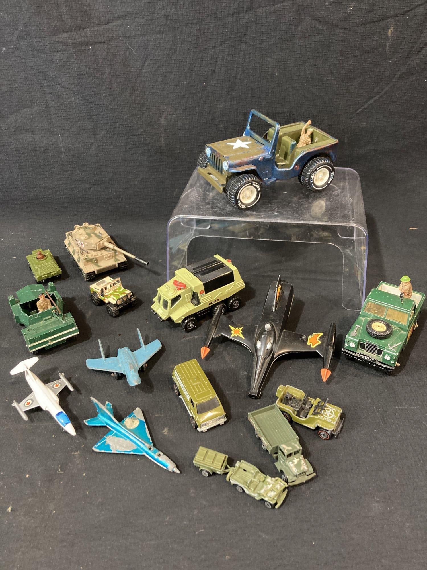LOT OF VINTAGE ARMY VEHICLES AND TOYS (1 of 5)