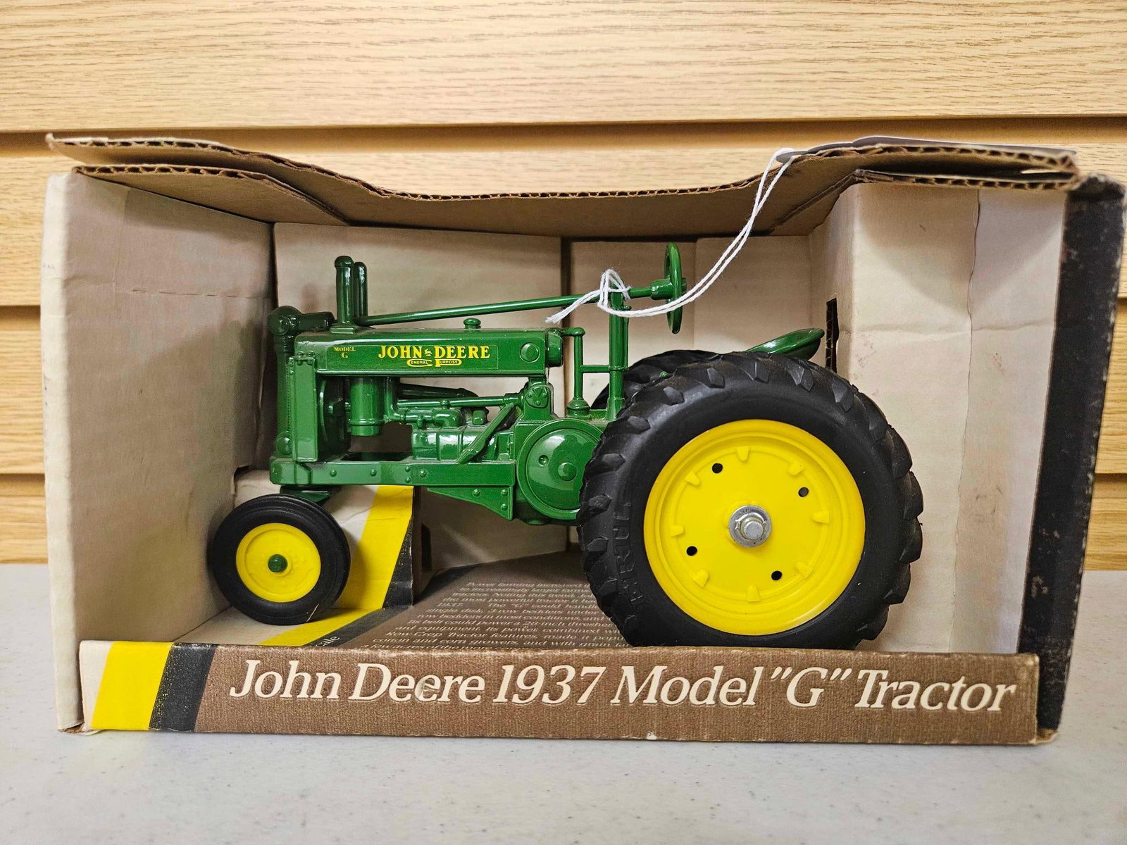 John Deere 1937 Model G Tractor: 1/16 Scale