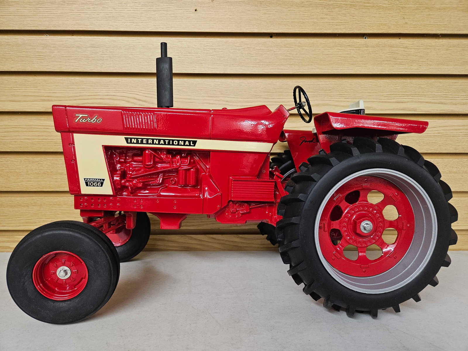 International Farmall 1066 Turbo 1/8 Signed WF Tractor: 1/8