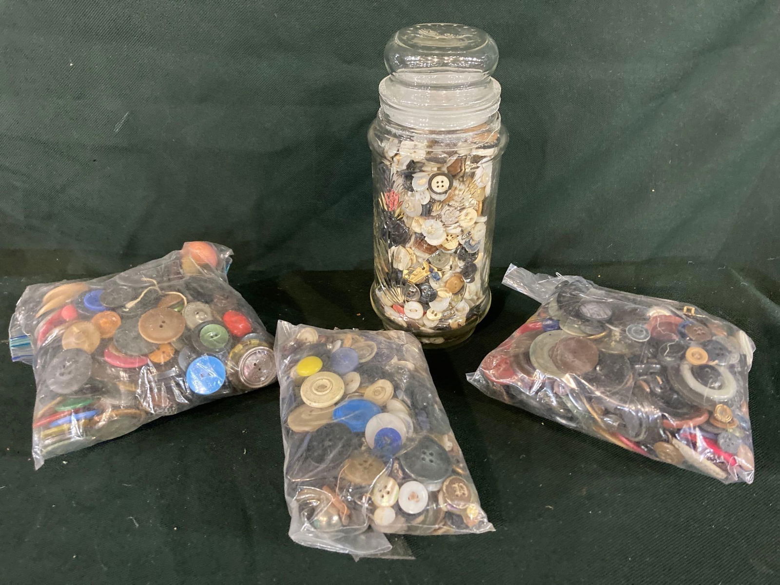 JAR & VARIOUS VINTAGE BUTTONS (1 of 5)