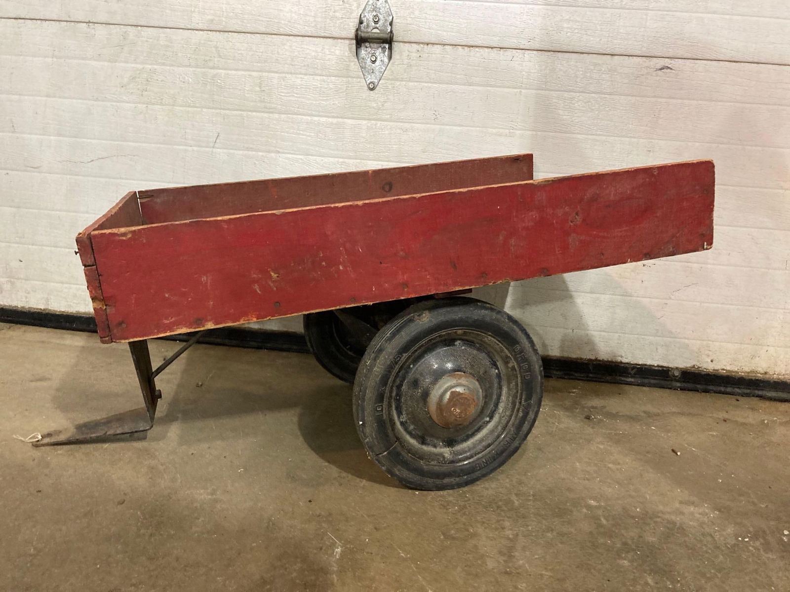 PULL BEHIND PEDAL TRACTOR WOOD WAGON (1 of 10)