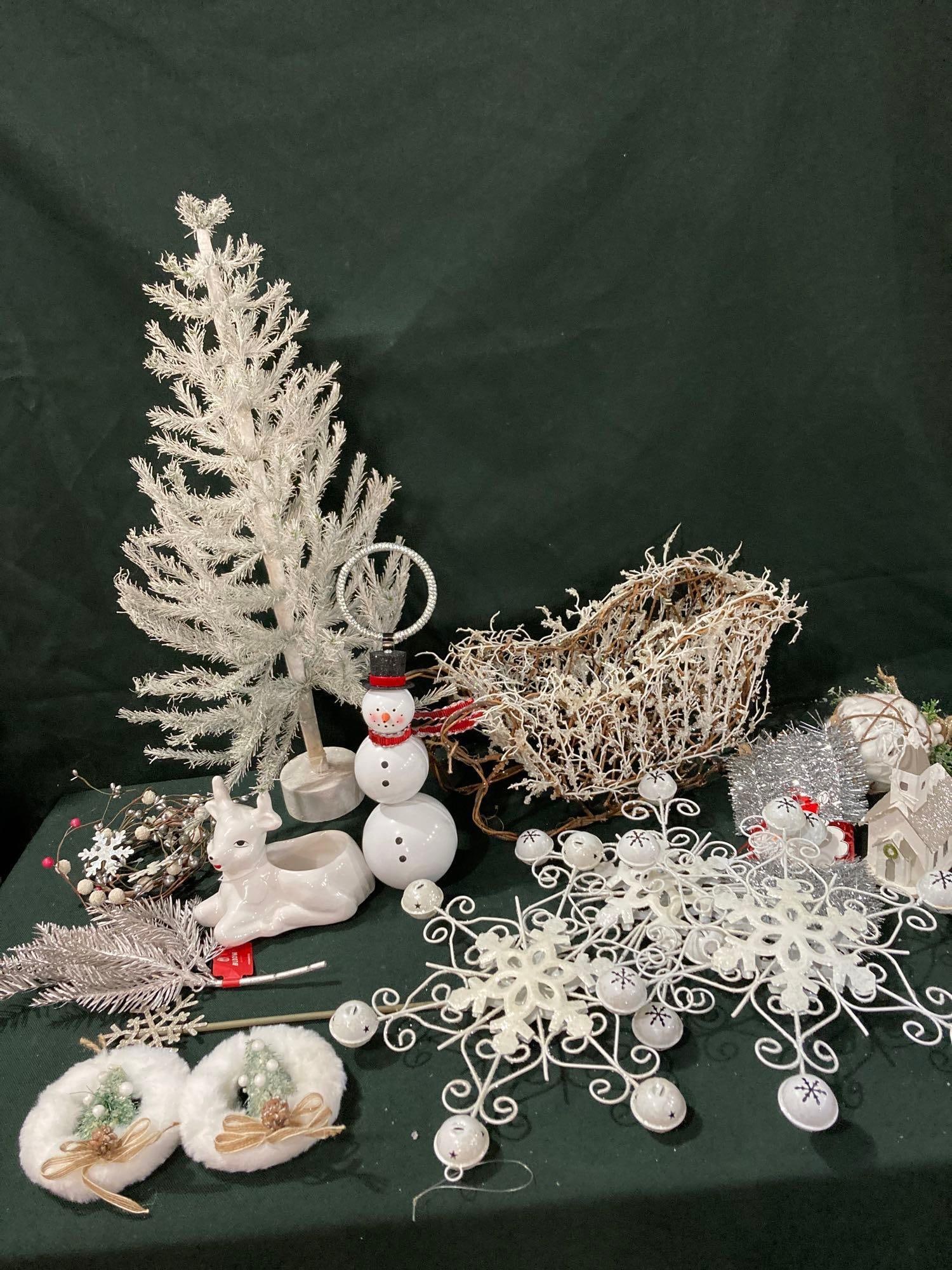 SNOWY WHITE CHRISTMAS DECORATIONS (1 of 8)