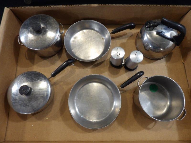 CHILDRENS KITCHEN PLAY SET (1 of 4)