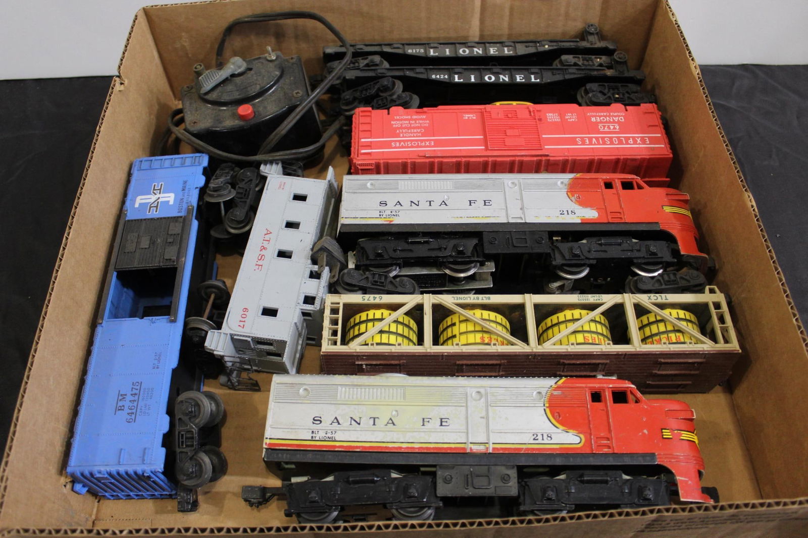 LIONEL VOLT METER & TRAIN CARS (1 of 3)