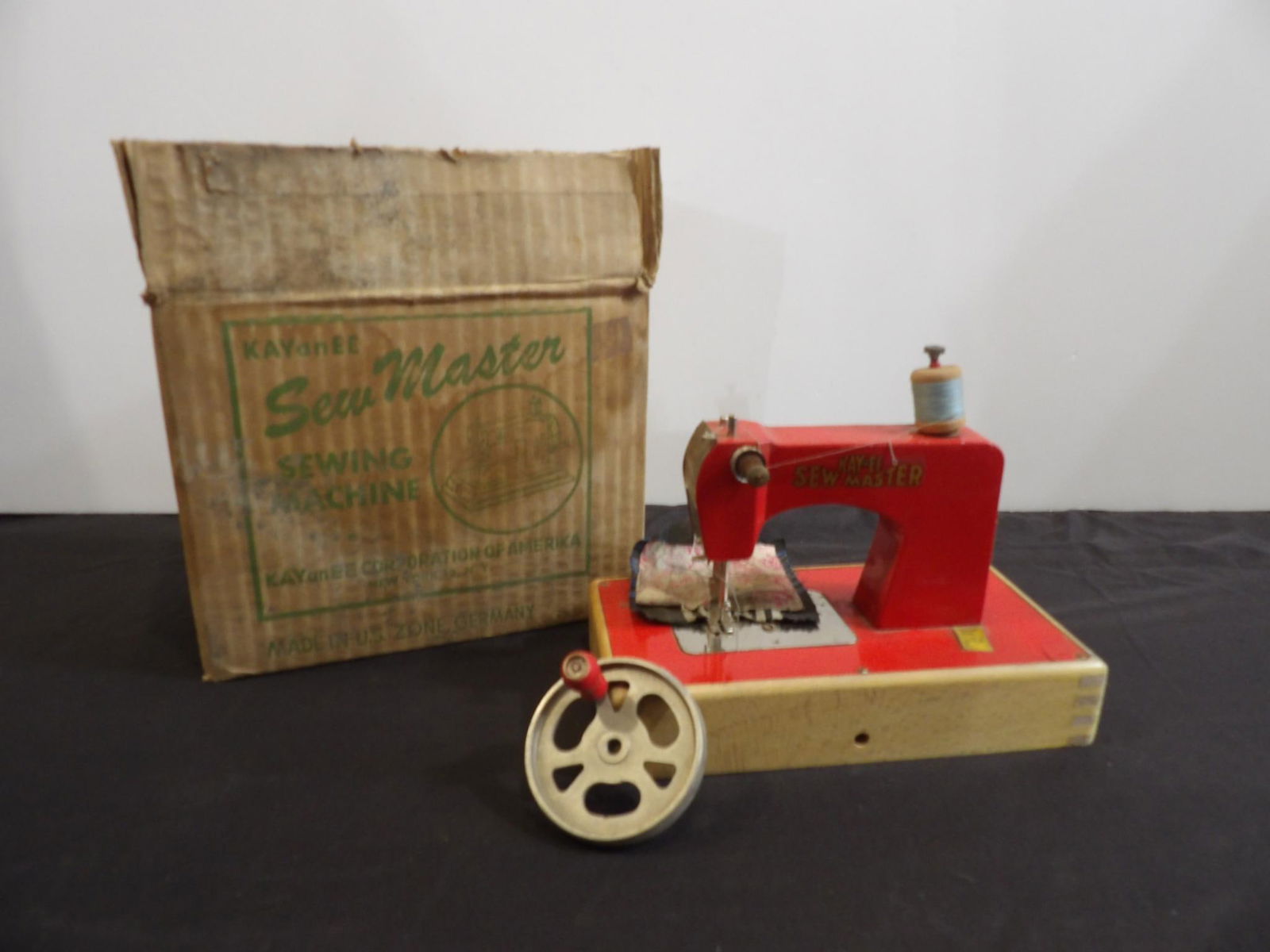 SEWMASTER GERMAN CHILDS SEWING MACHINE (1 of 5)