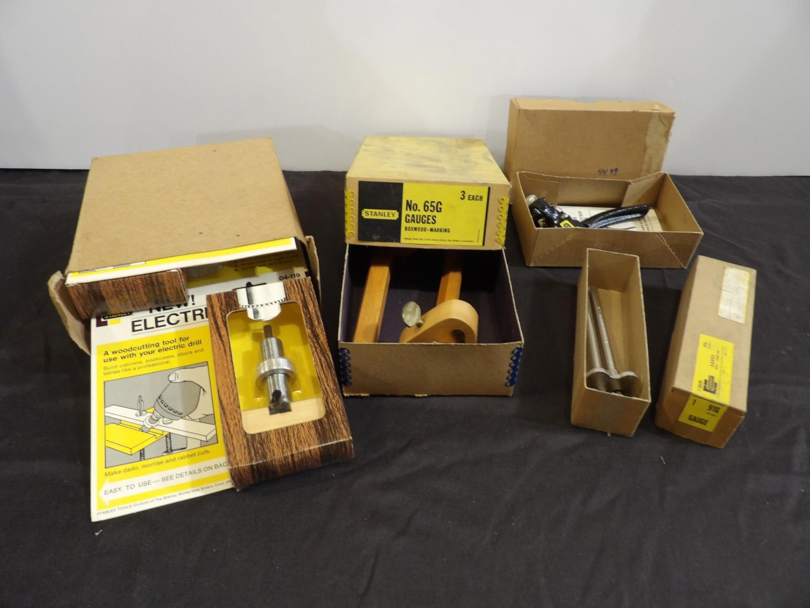 NOS STANLEY GAUGES, ELECTRICHISEL, & SAW SET: GAUGE 91G METAL DOUBLE BAR, NO 65G BOXWOOD MARKING GAUGES, PISTOL GRIP SAW SET. 4- ELECTRICHISEL 04-119 3/4 IN ALL IN ORIGINAL BOX