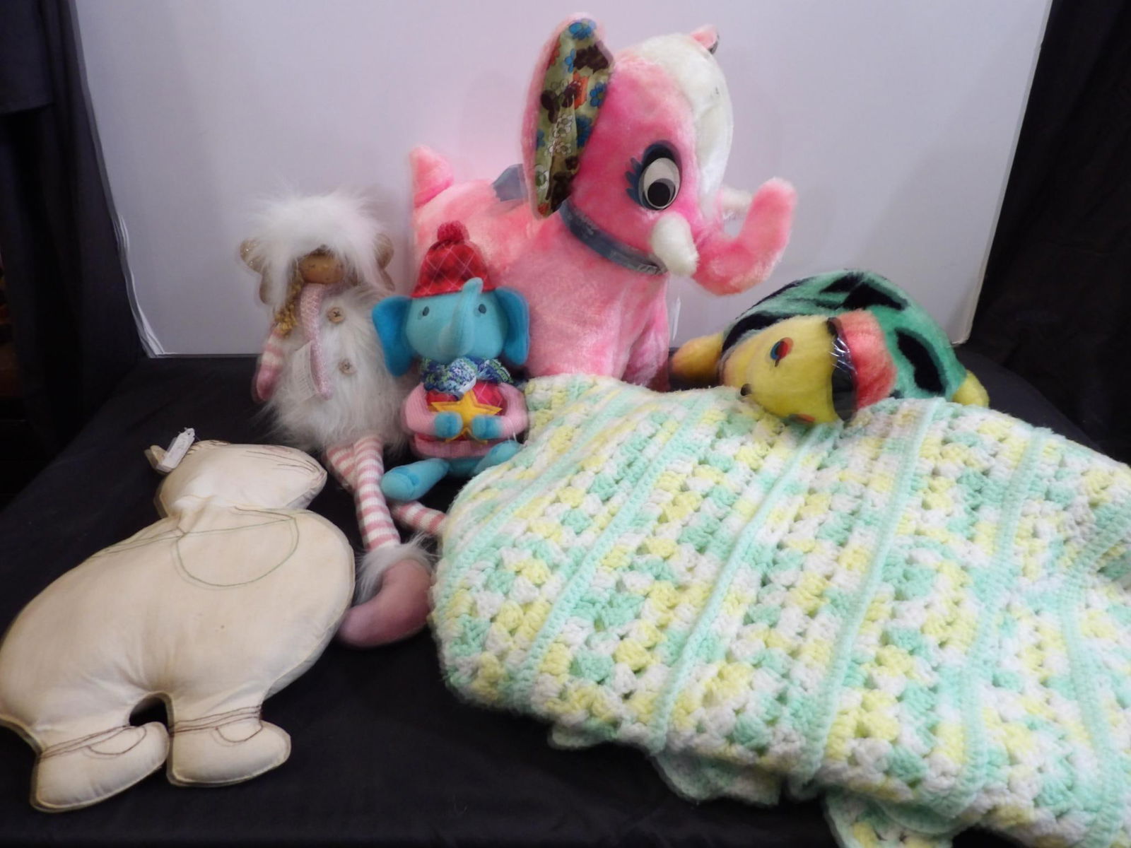 LARGE LOT OF VINTAGE PLUSH ANIMALS (1 of 6)