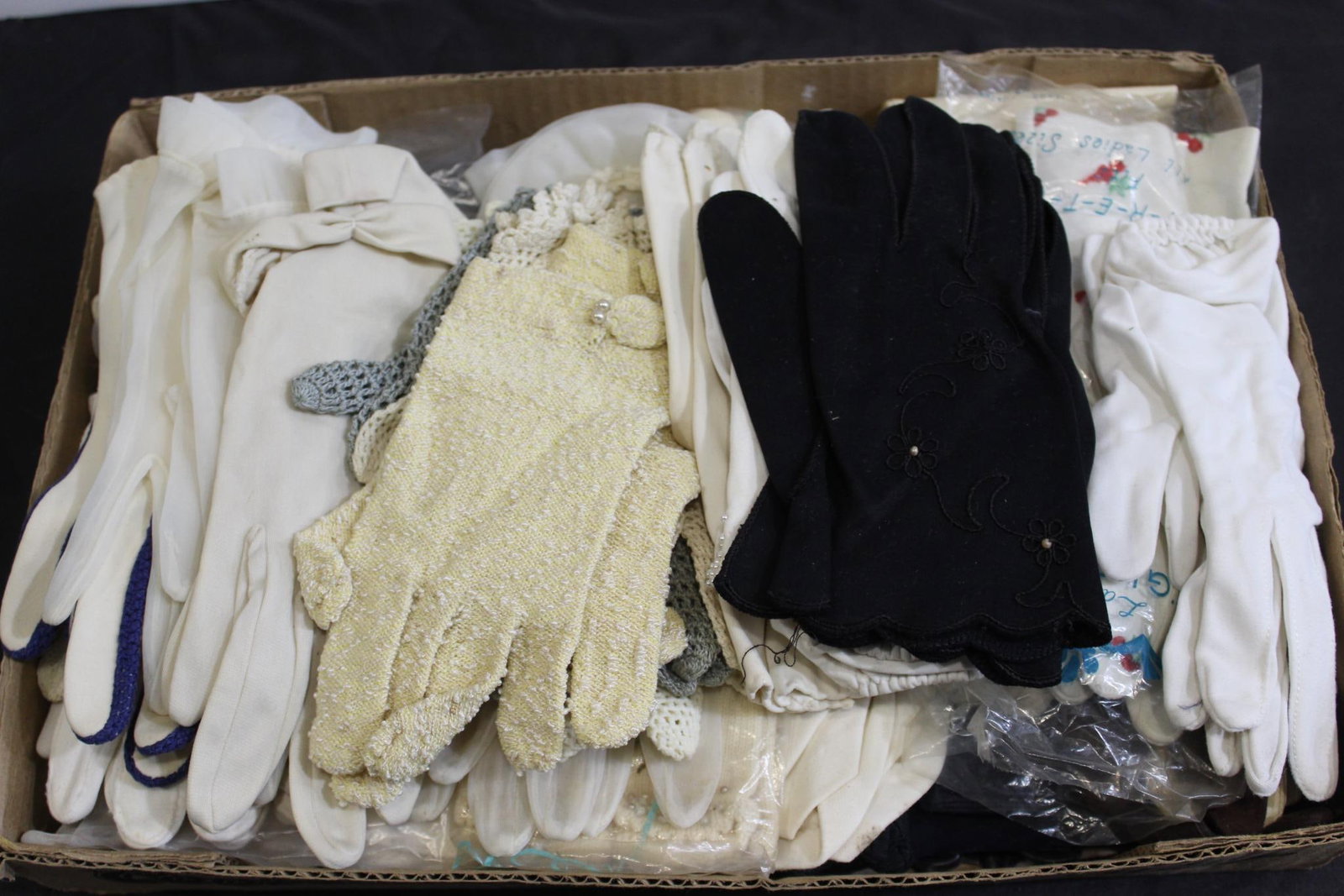 LG LOT OF LADIES VINTAGE GLOVES: COTTON, LEATHER AND SOME IN ORIGINAL PACKAGING
