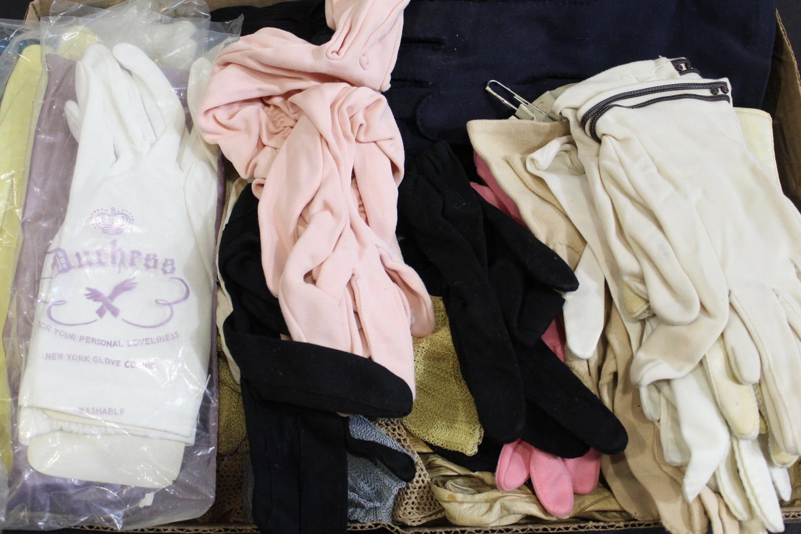 LG LOT OF LADIES VINTAGE GLOVES: COTTON, LEATHER AND SOME IN ORIGINAL PACKAGING