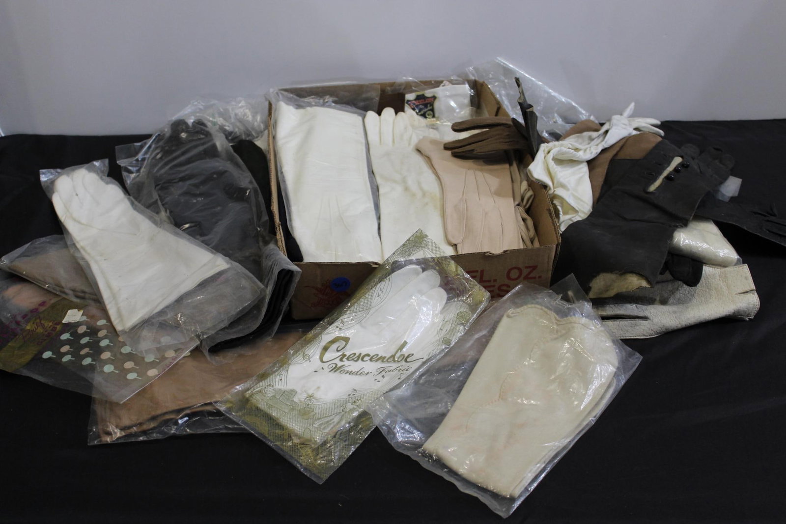 LG LOT OF LADIES VINTAGE GLOVES: COTTON, LEATHER AND SOME IN ORIGINAL PACKAGING