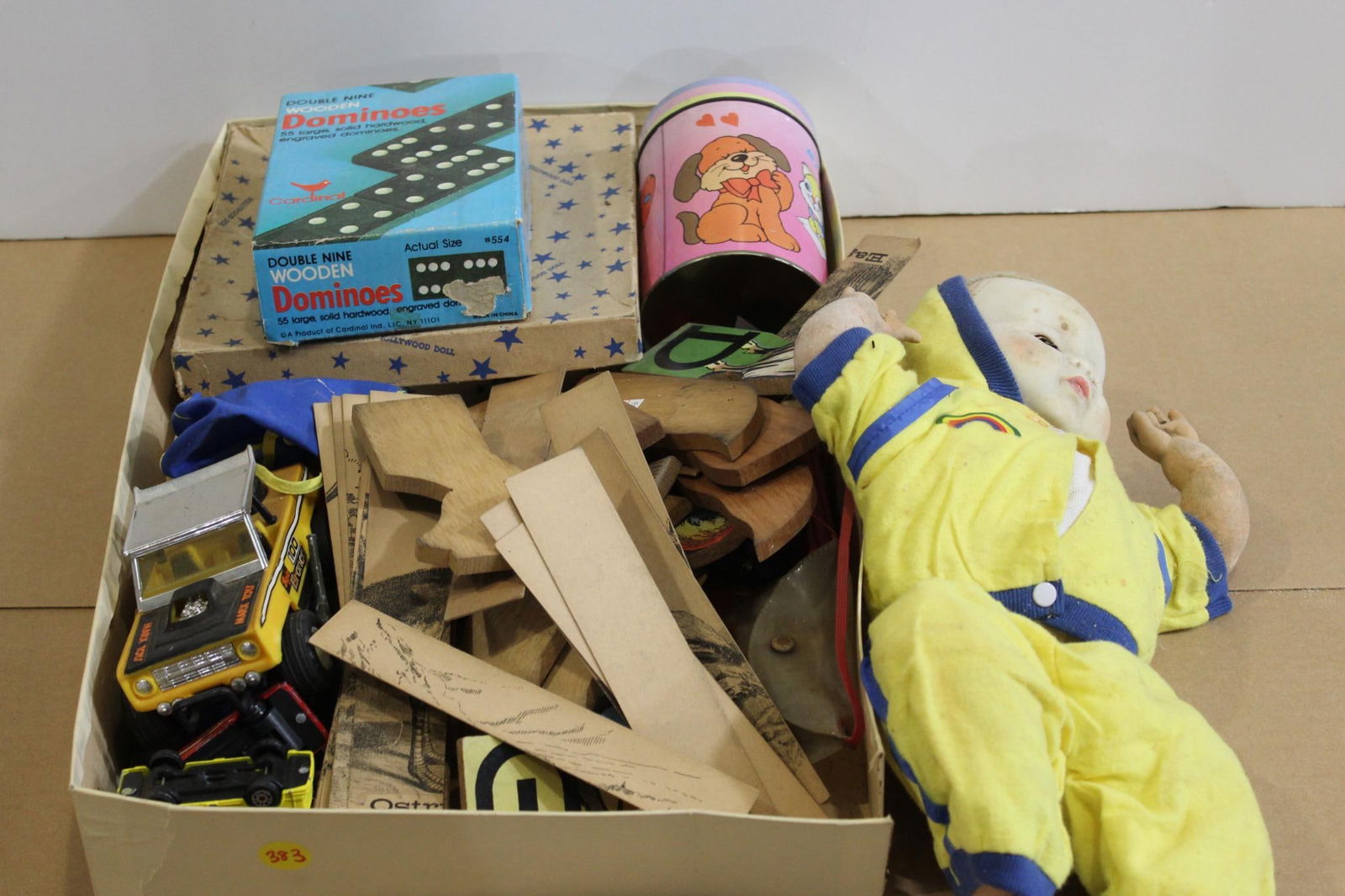 LOT OF VINTAGE TOYS (1 of 4)