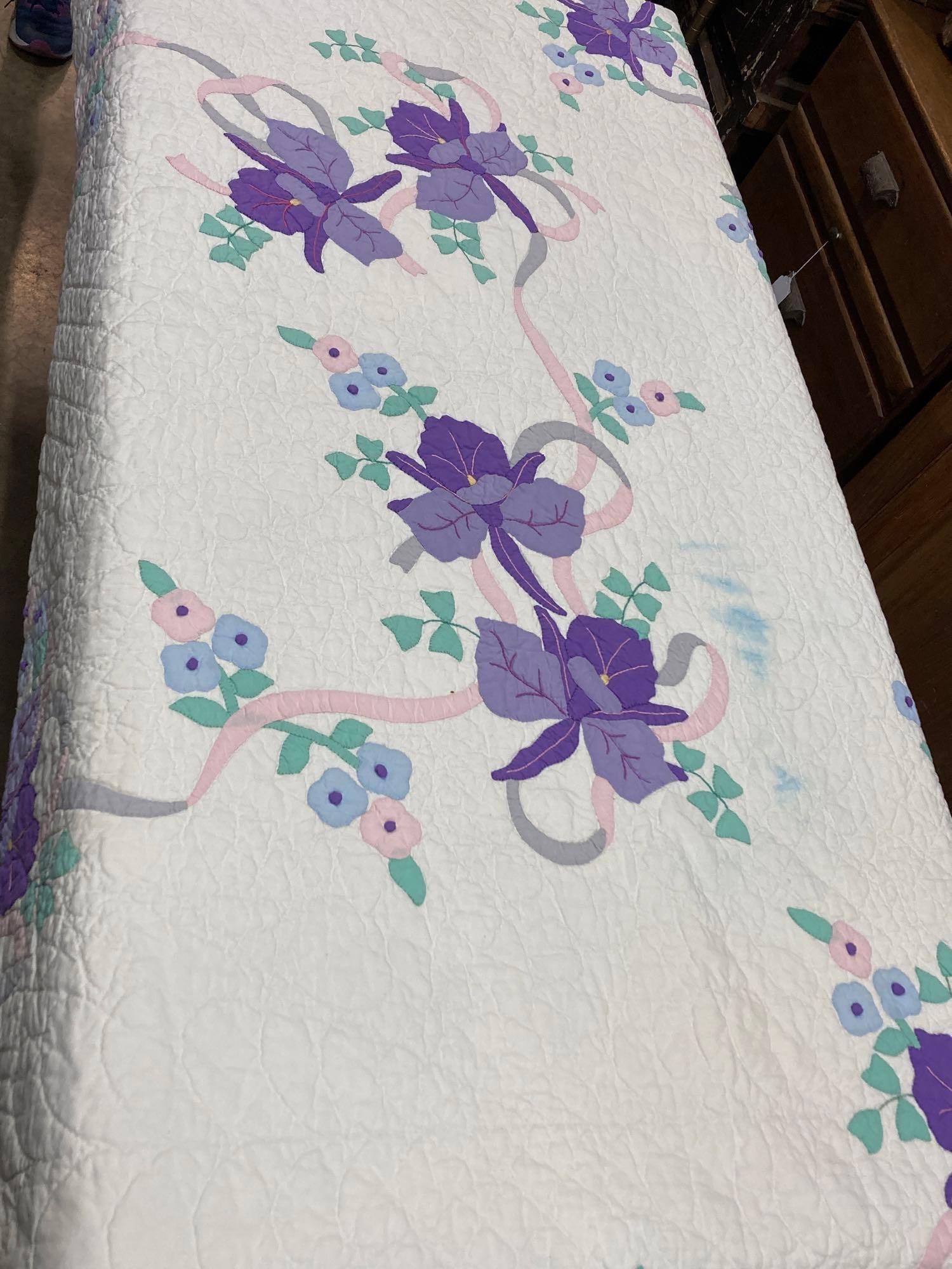 HANDSTITCHED VINTAGE FLORAL QUILT (1 of 4)