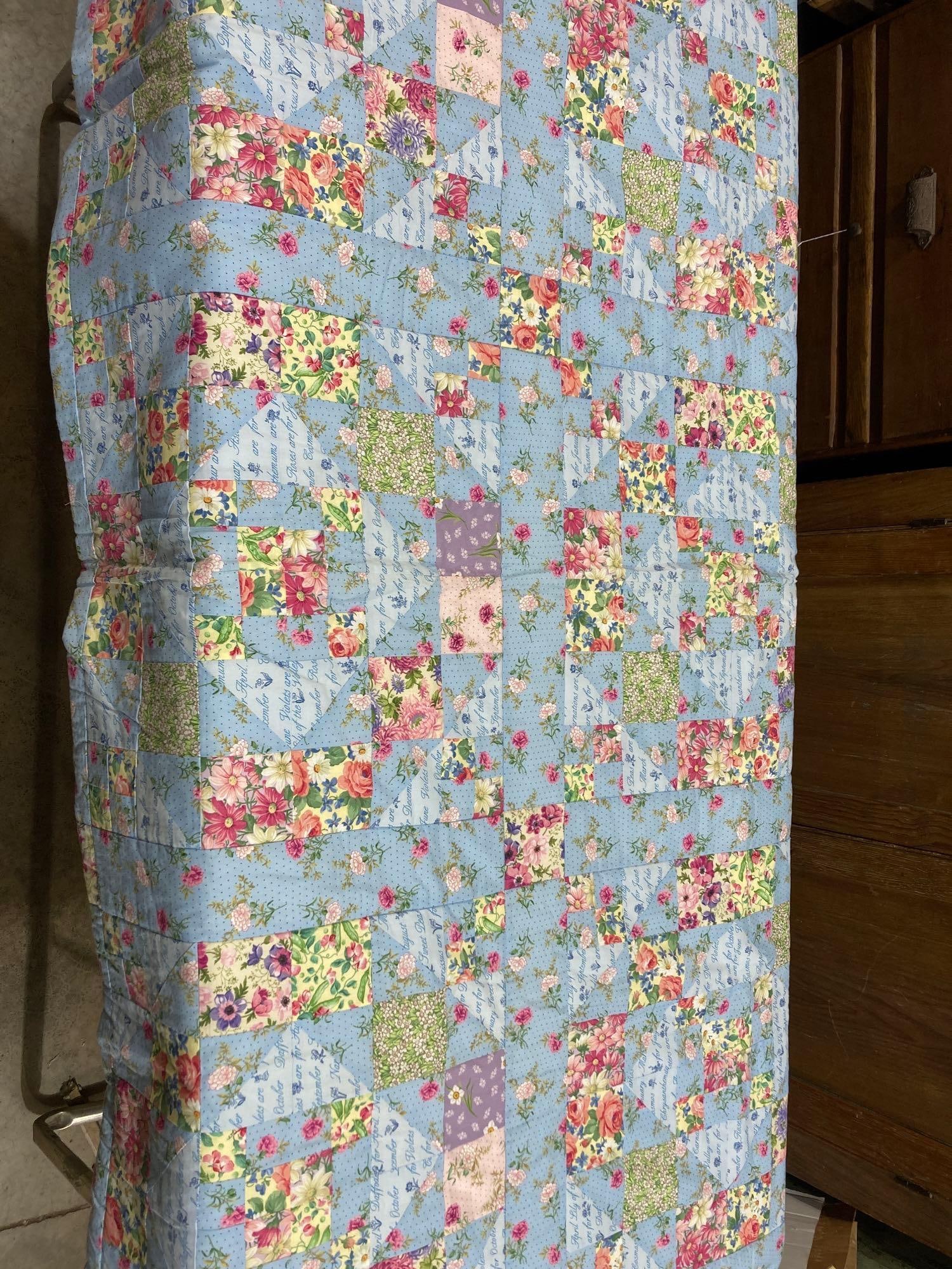 NEWER FLORAL PATTERNED QUILT: NO RIPS OR TEARS, 68X88, MACHINE QUILTED