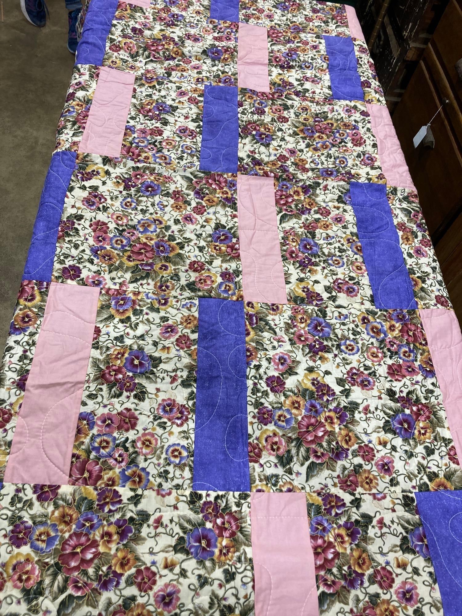 NEWER FLORAL PATTERNED QUILT: IN GOOD CONDITION, MACHINE QUILTED, FLEECE BACKED, 70X48