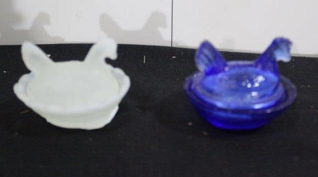 2 MINI HEN ON NEST: COBALT AND SATIN GLASS