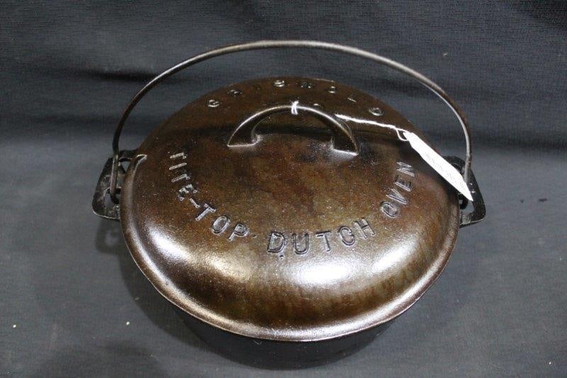 Griswold #8 Dutch Oven w/Tite-Top lid & trivet (1 of 10)