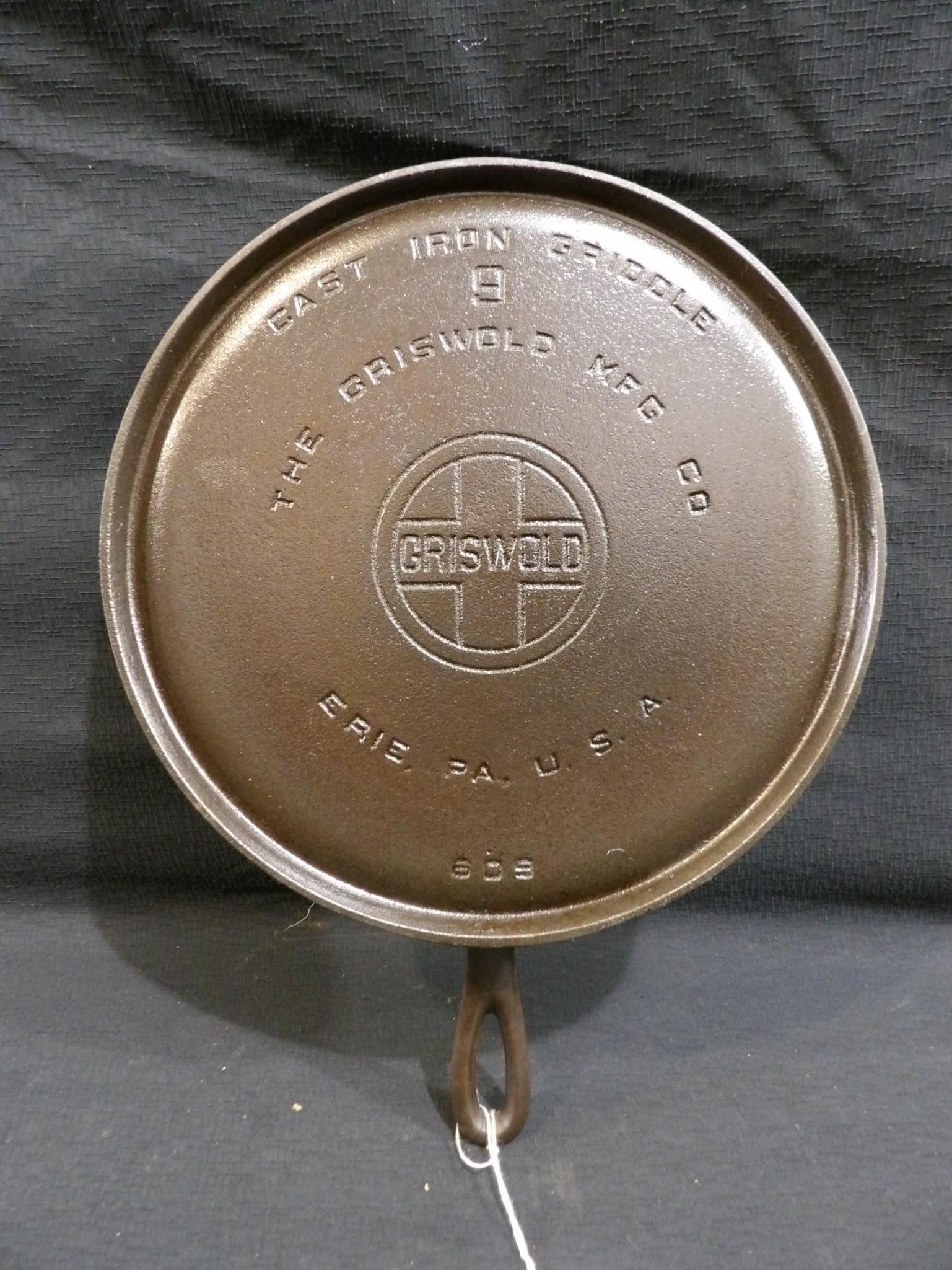 Griswold #9 cast iron griddle  (1 of 3)