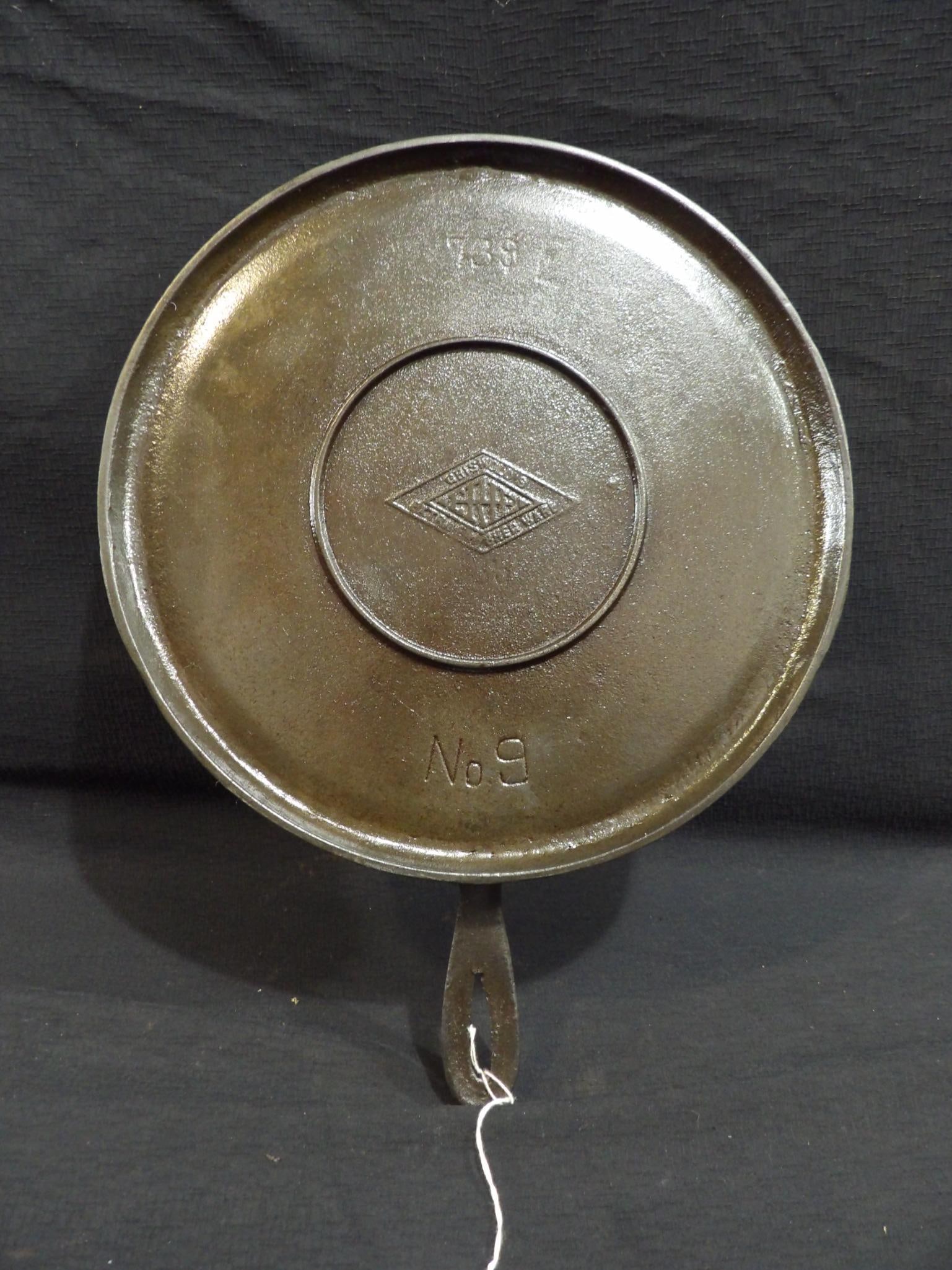 Rare Griswold #9 Diamond Logo cast iron griddle  (1 of 4)