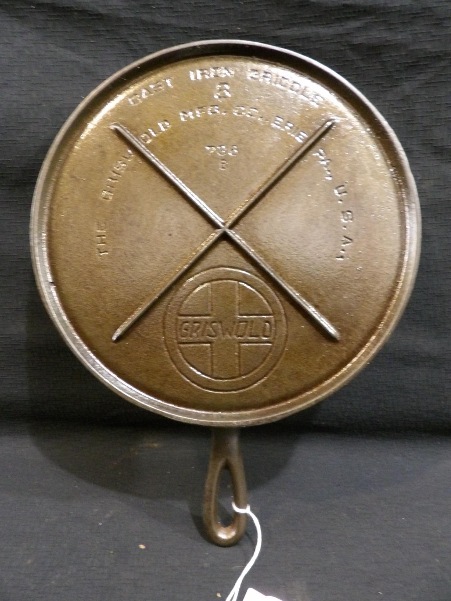 Griswold #8 cast iron griddle  (1 of 3)