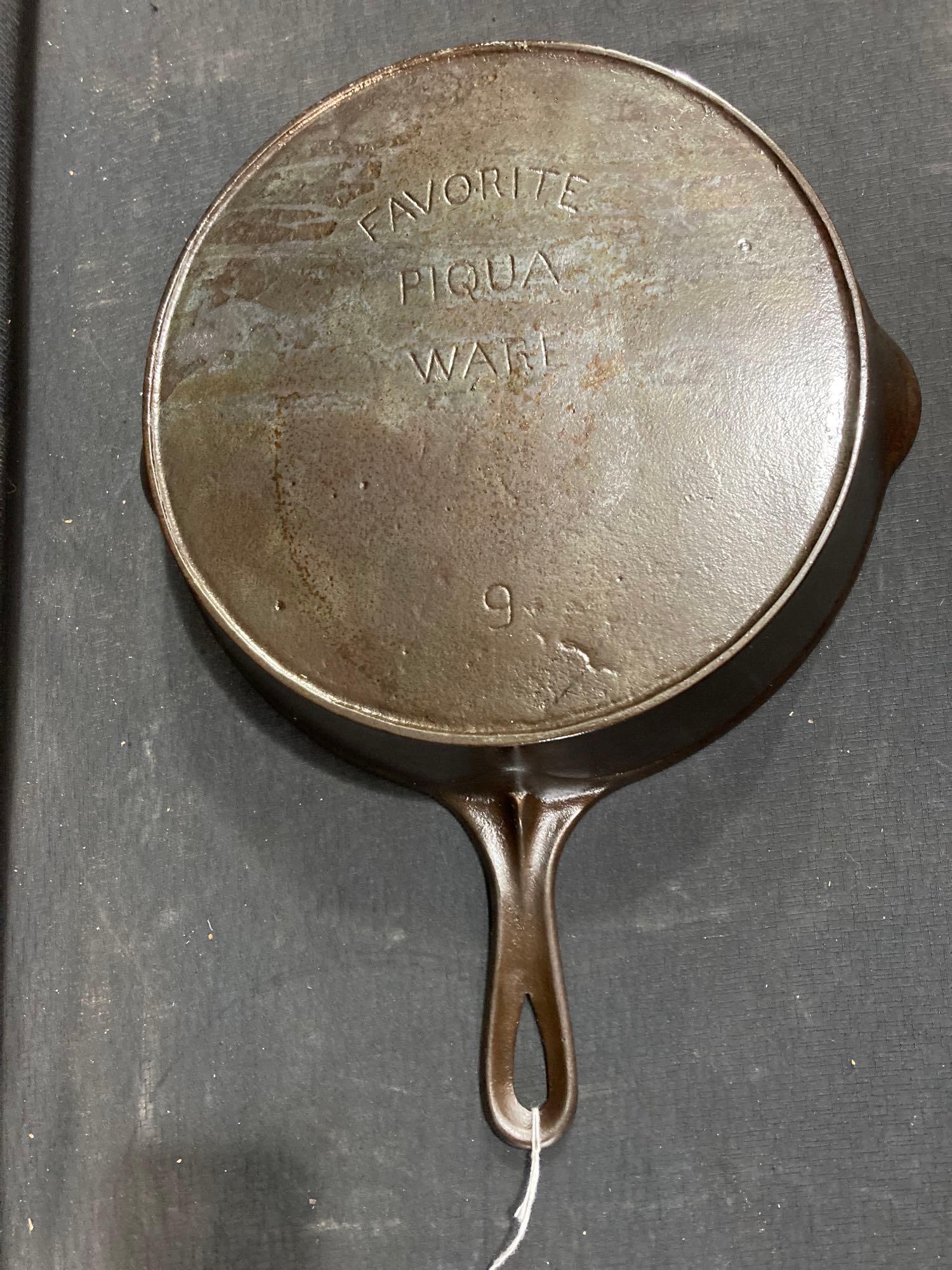 Favorite Piqua Ware #9 cast iron skillet  (1 of 3)