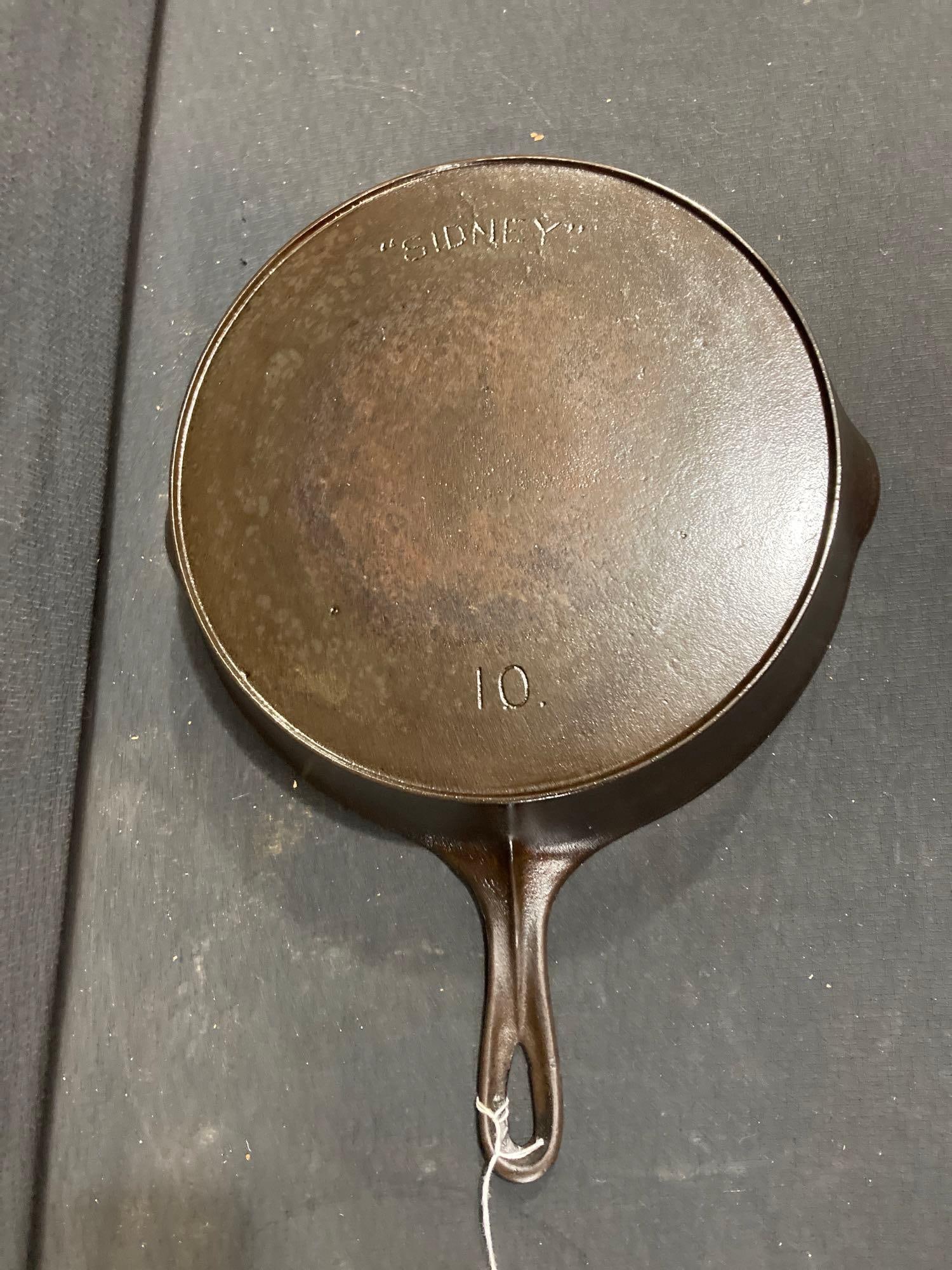 Wagner "Sydney" #10 cast iron skillet  (1 of 4)