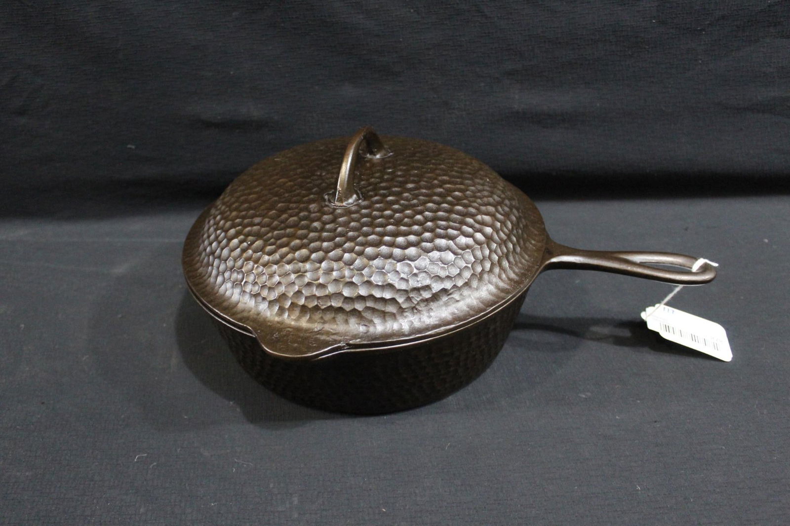 Hammered cast iron chicken fryer with lid (1 of 6)