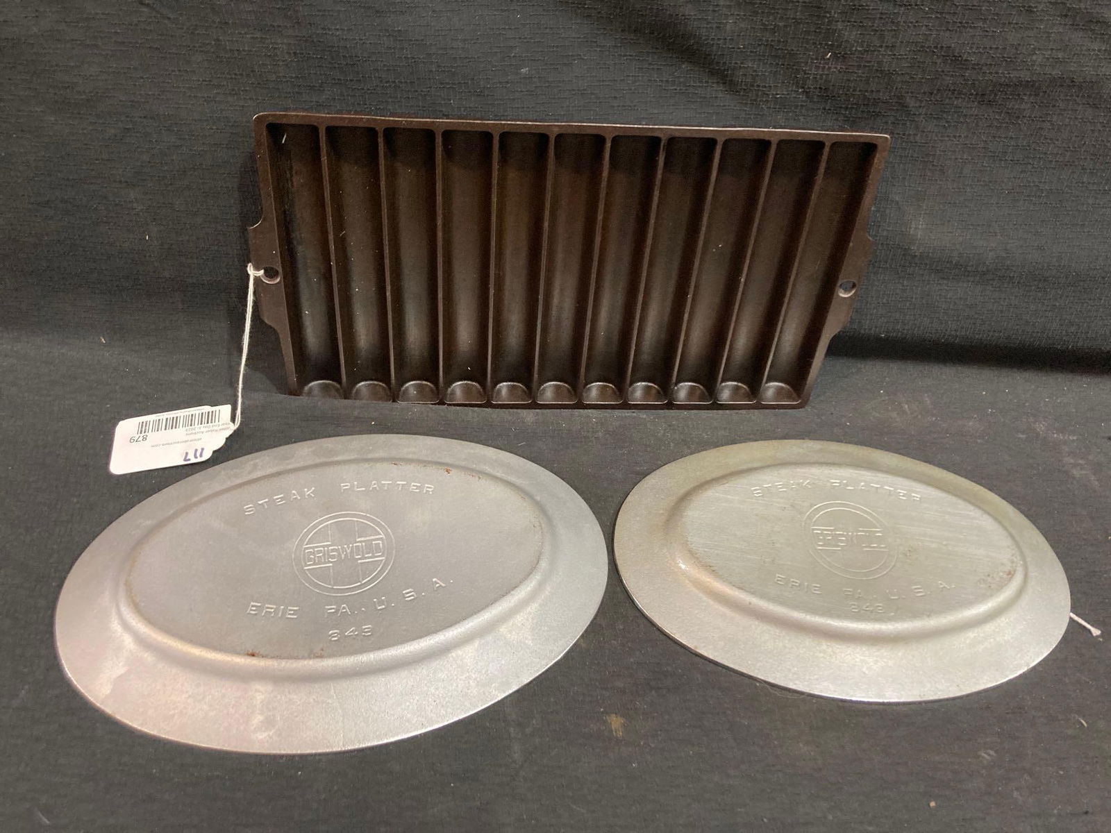 Griswold #22 Corn Bread Pan & 2 Steak Plates (1 of 7)