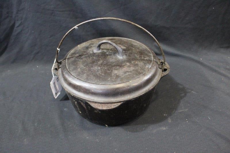 Griswold #9 Tite-Top Dutch Oven : Minor surface corrosion but should clean up nice.