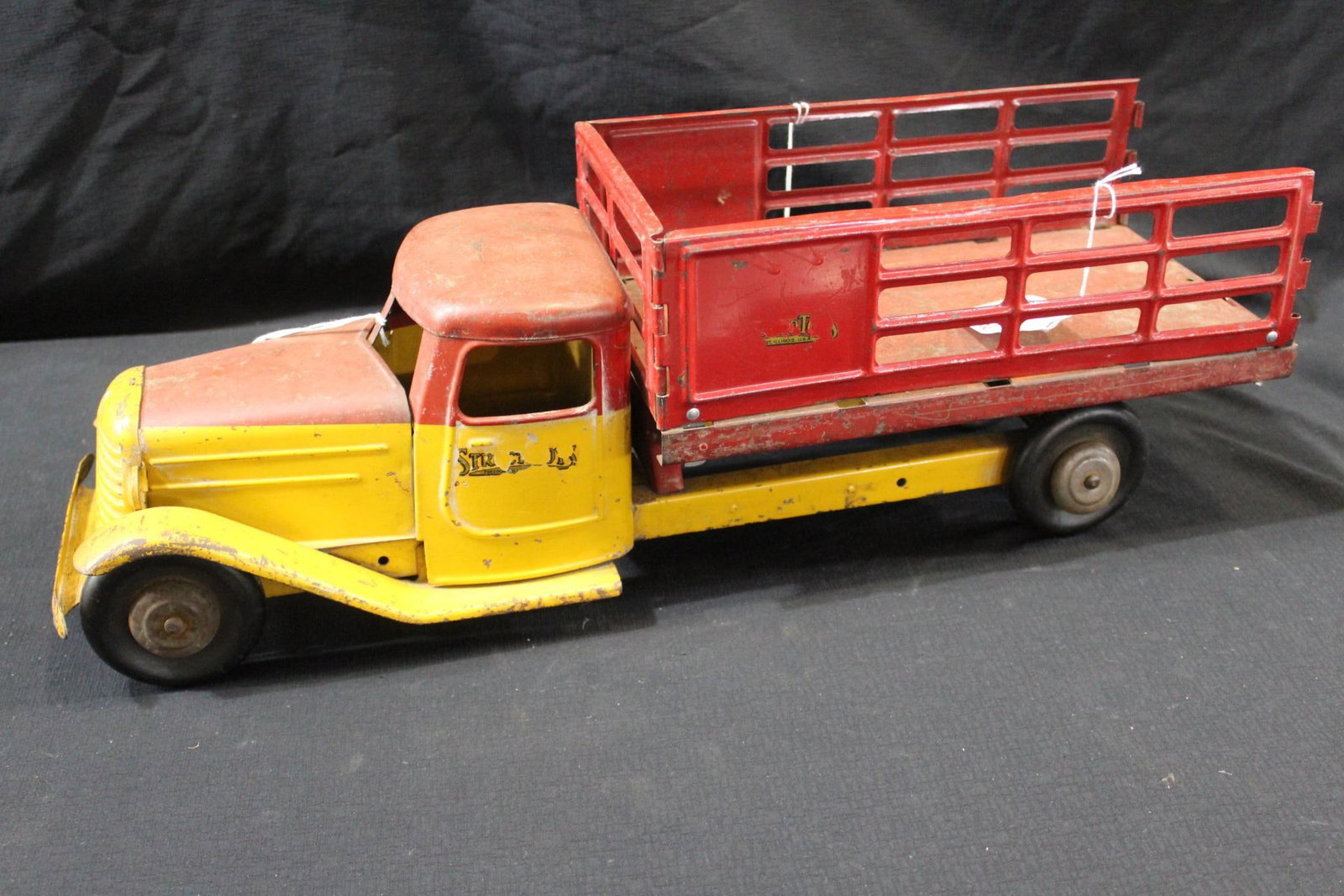 1930s Structo Farm Truck  (1 of 6)