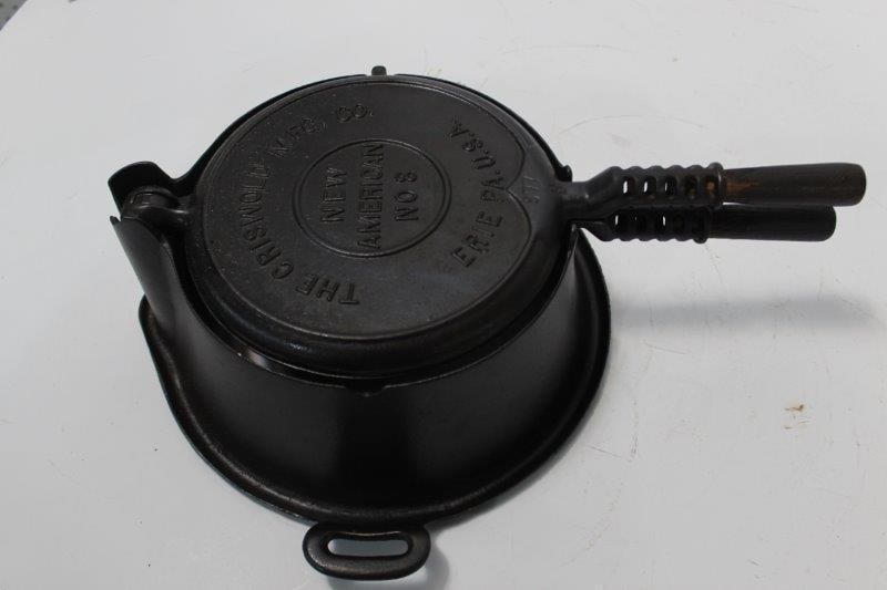GRISWOLD NO. 8 WAFFLE IRON (1 of 5)