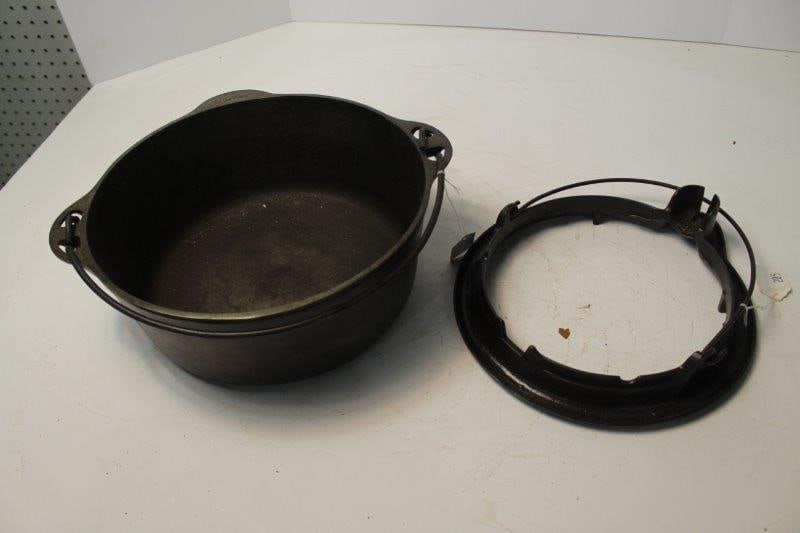 GRISWOLD DUTCH OVEN AND WAFFLE IRON BASE (1 of 4)