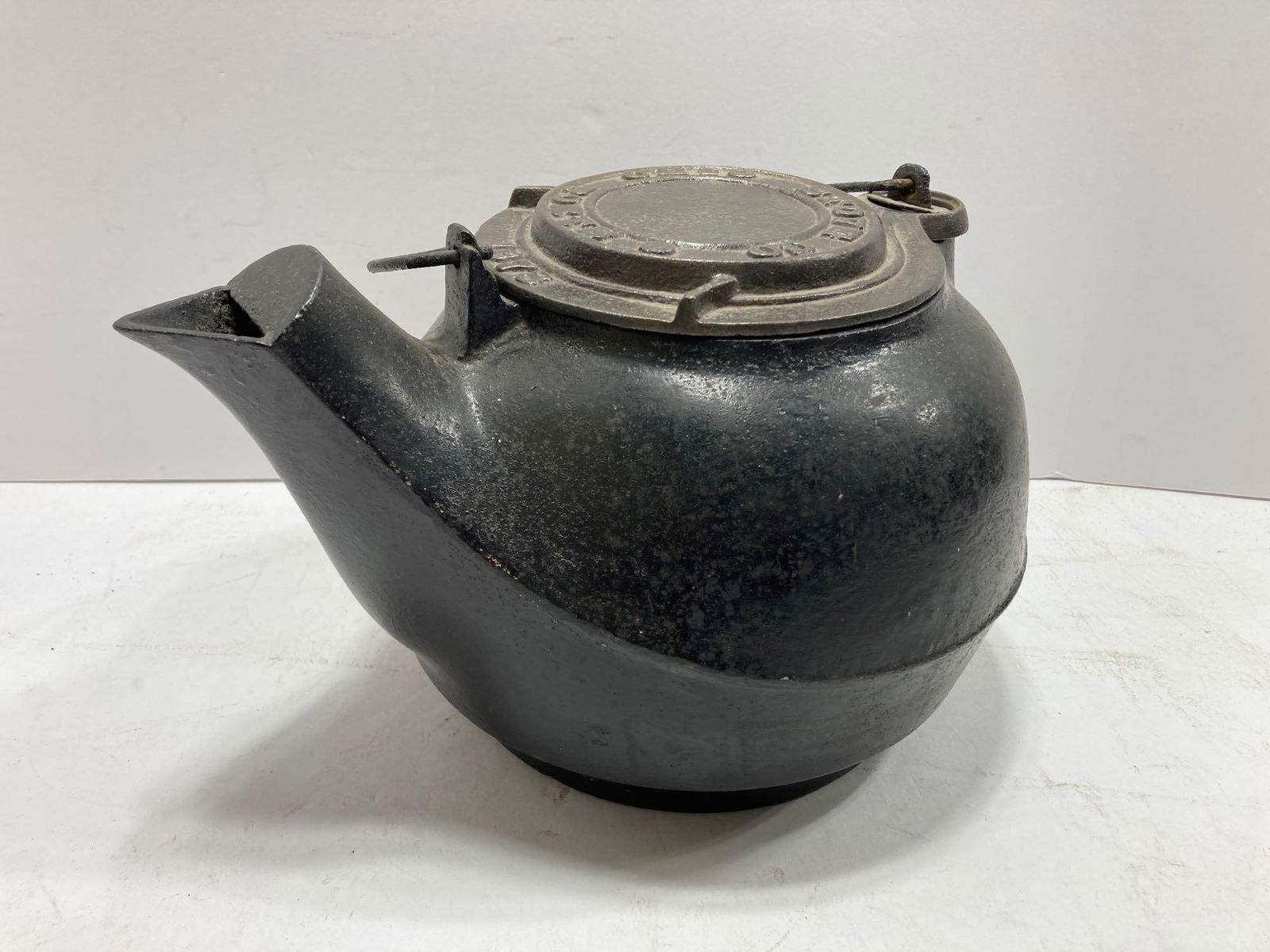 OHIO STOVE CO CAST IRON KETTLE (1 of 3)