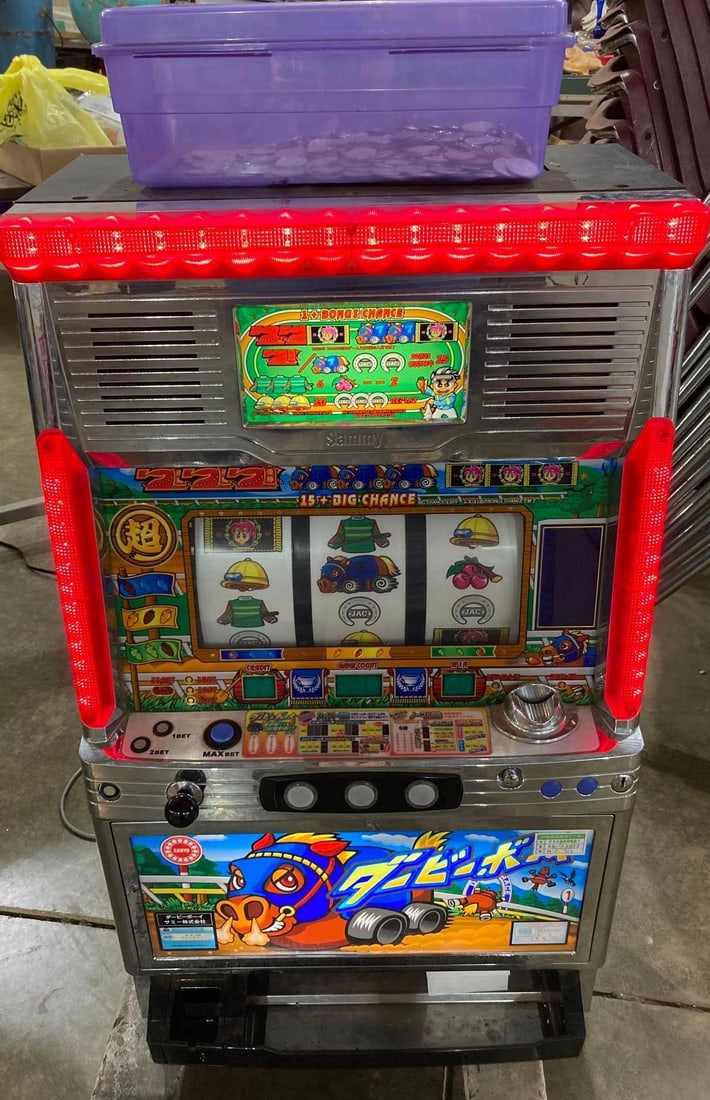 SANYO 777 SLOT MACHINE (1 of 7)