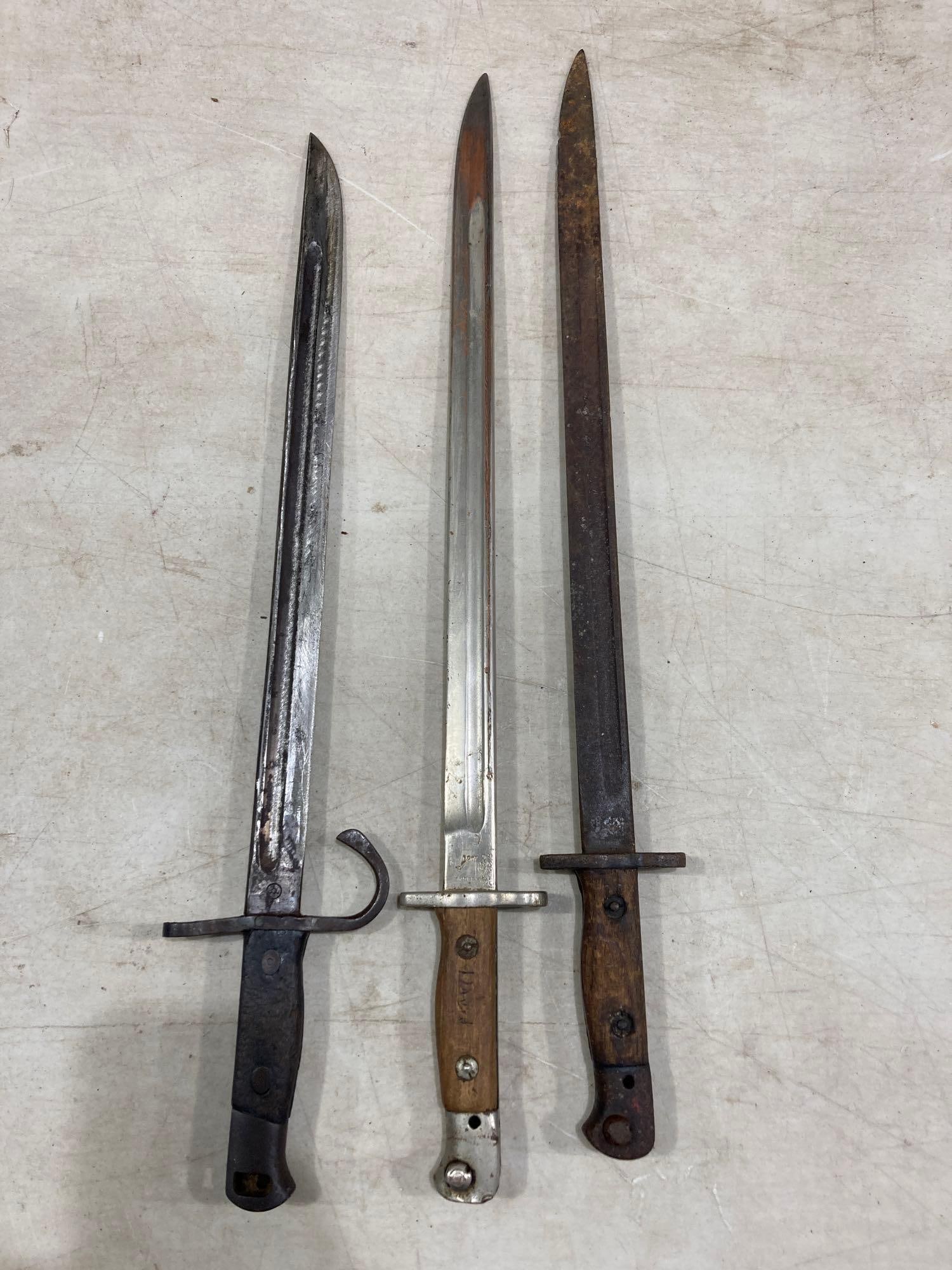 LOT OF 3 EARLY BAYONETS: BLADES SHOW PITTING AND SURFACE RUST. EACH IS APPROX 21 IN