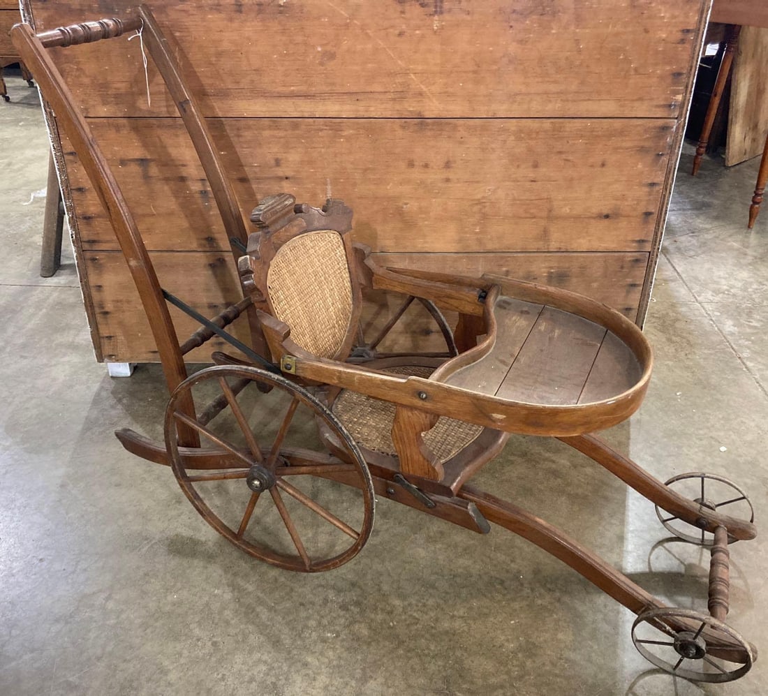 CONVERTIBLE HIGHCHAIR/ STROLLER (1 of 6)