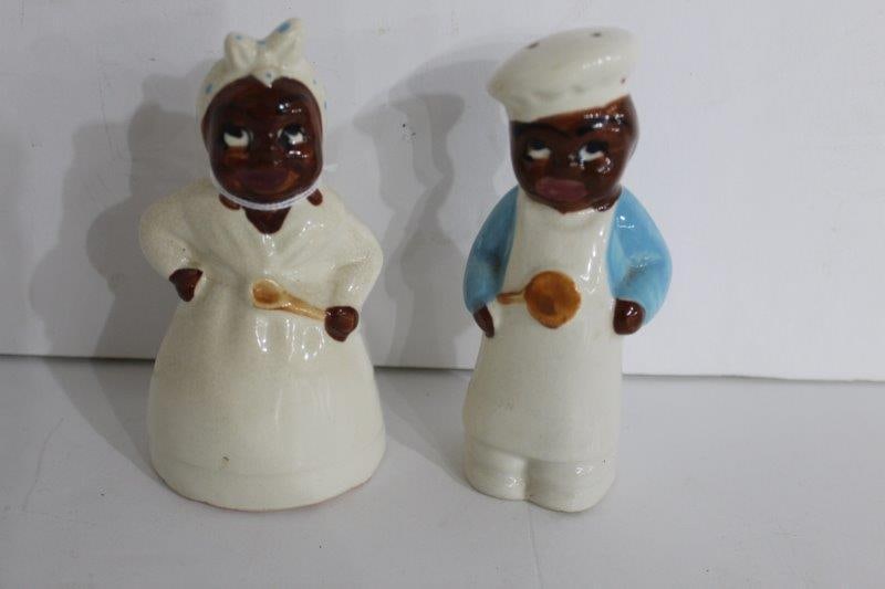VINTAGE CHEF & MAMMY S&P SHAKERS: NO CORKS UNMARKED. EACH IN GOOD CONDITION WITH SOME MINOR CRAZING IN GLAZE